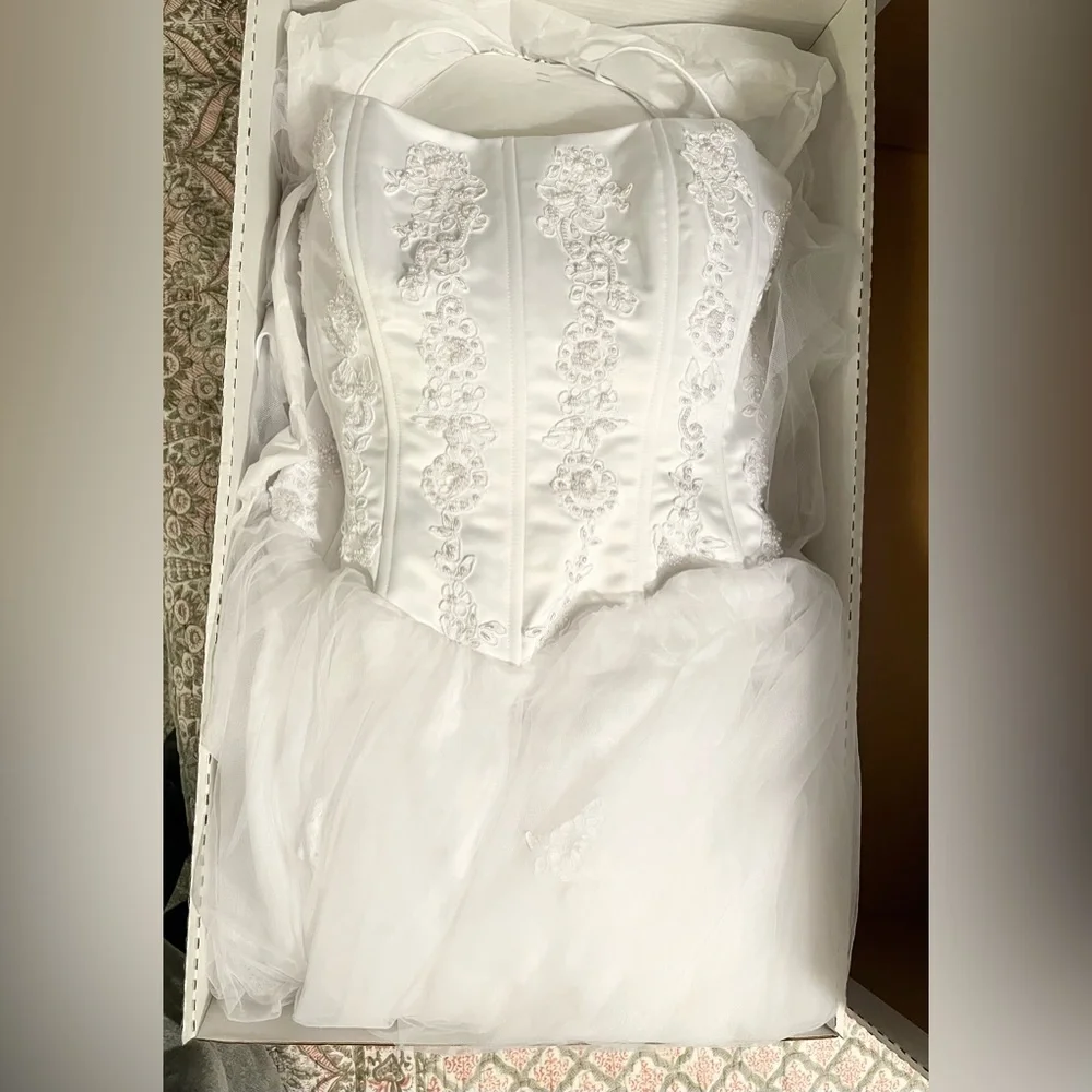 Oleg Cassini Wedding Gown Size 20 - Picture 3 of 12